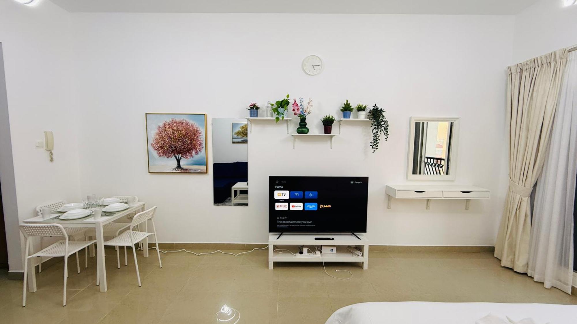 Spacious With Balcony Trafalgar Tower International Дубай