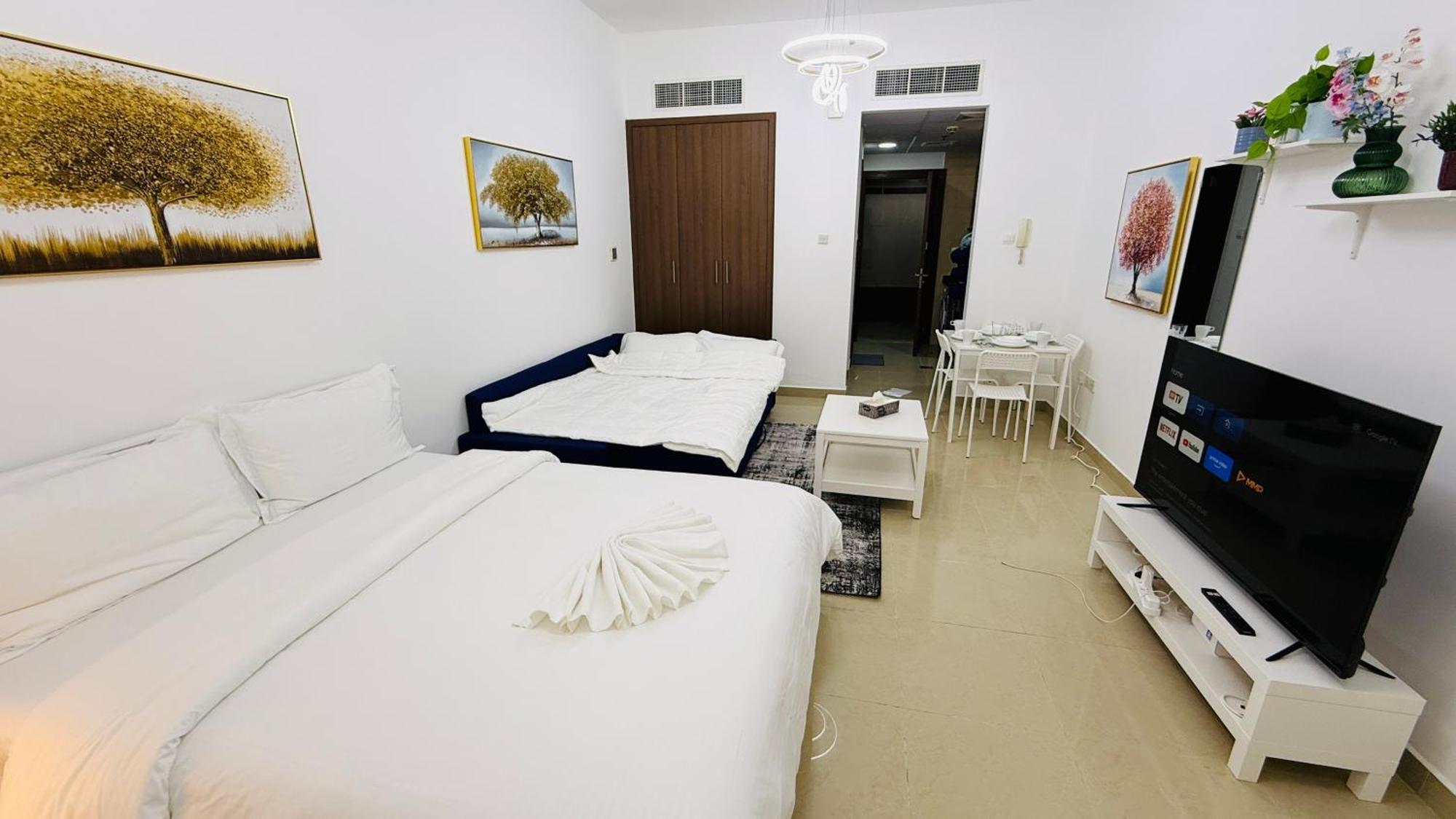 Апартаменти Spacious With Balcony Trafalgar Tower International *