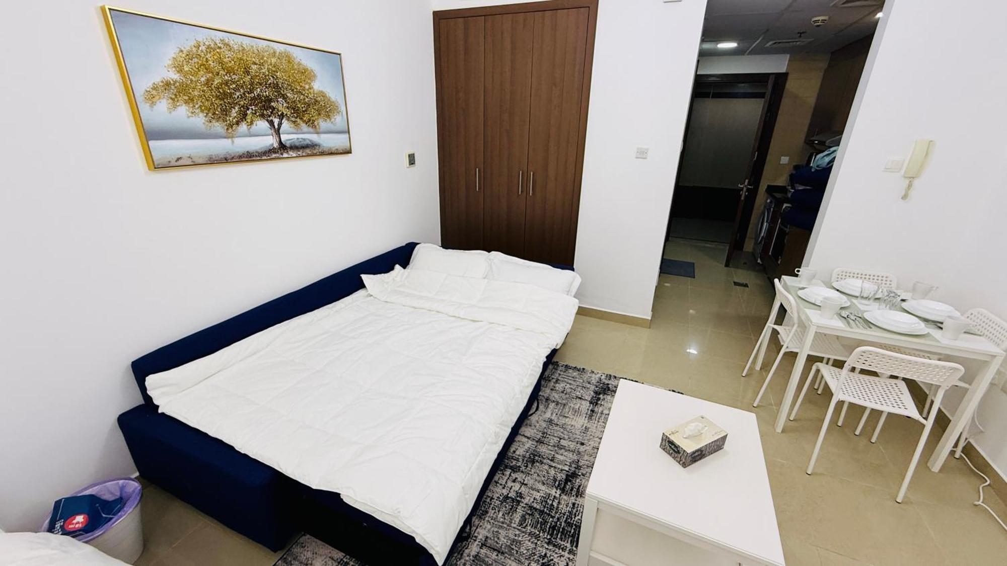 Spacious With Balcony Trafalgar Tower International * Дубай