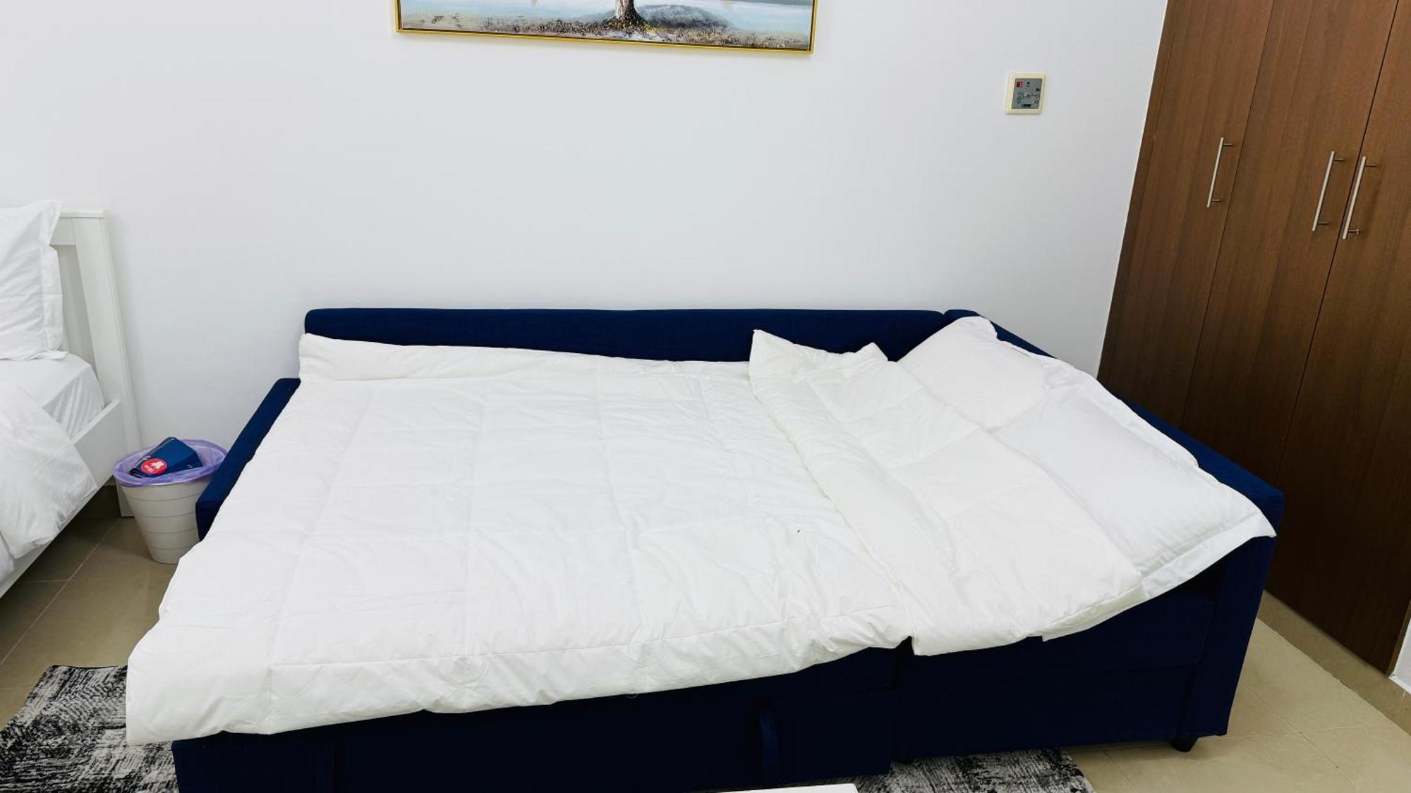 Spacious With Balcony Trafalgar Tower International Апартаменти