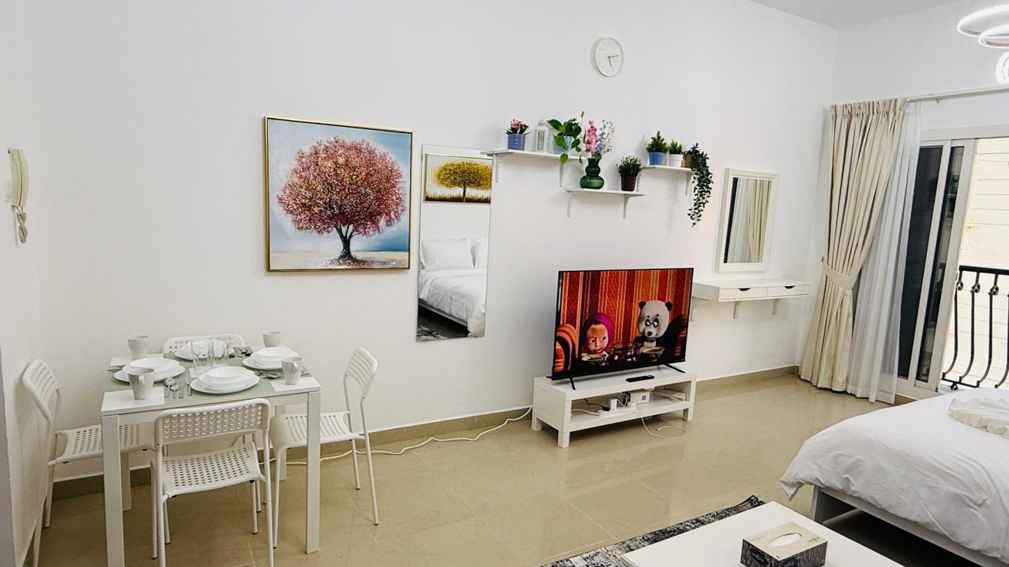 Spacious With Balcony Trafalgar Tower International Апартаменти *