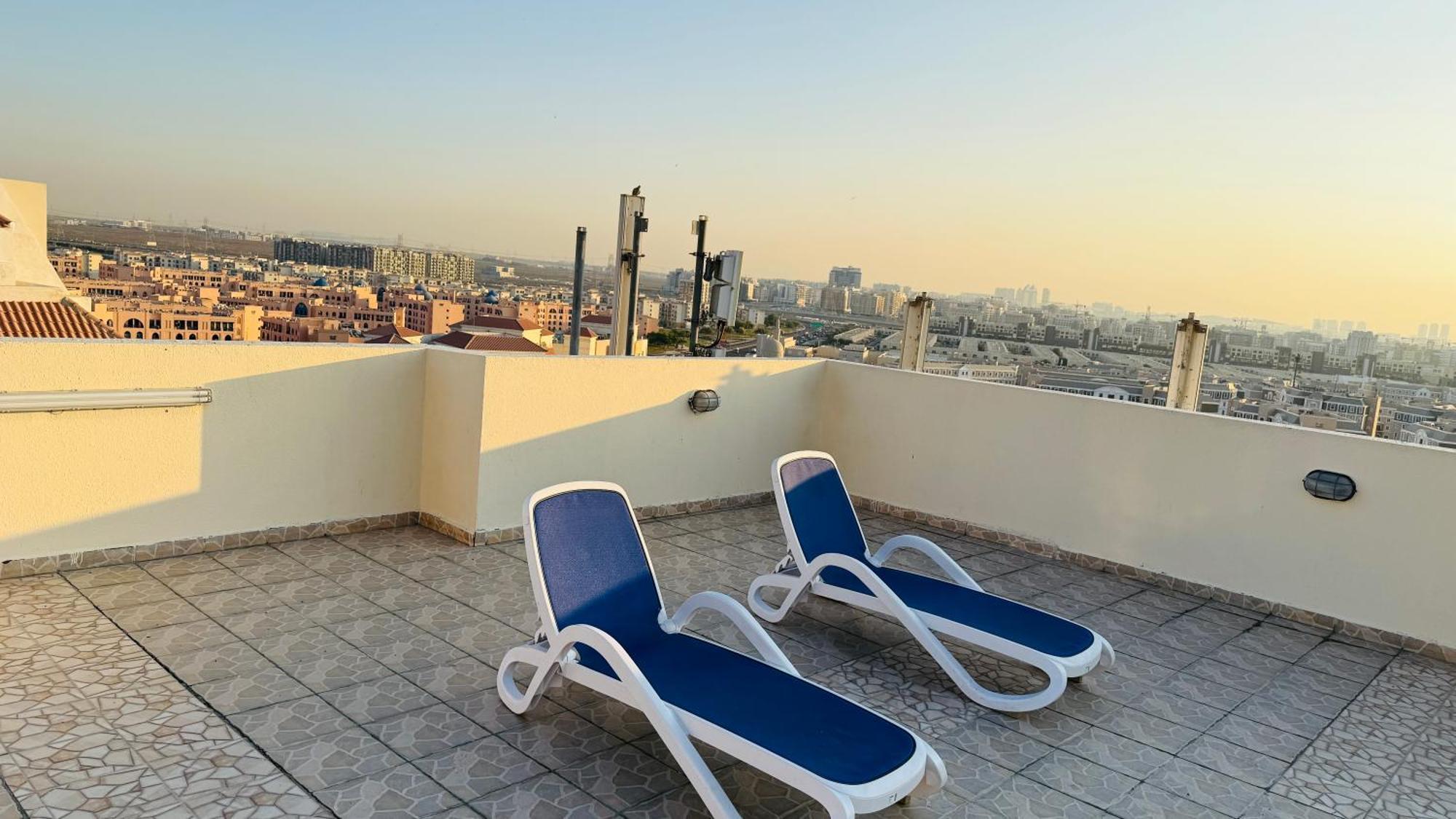 Апартаменти Spacious With Balcony Trafalgar Tower International *