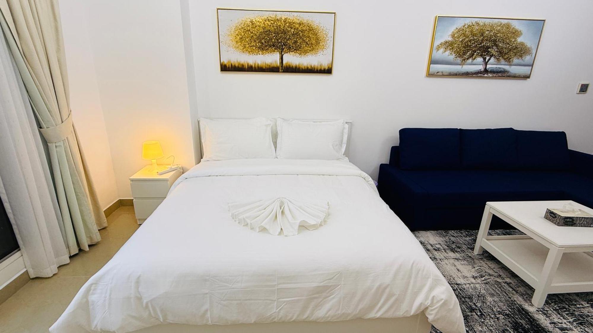 Spacious With Balcony Trafalgar Tower International Апартаменти