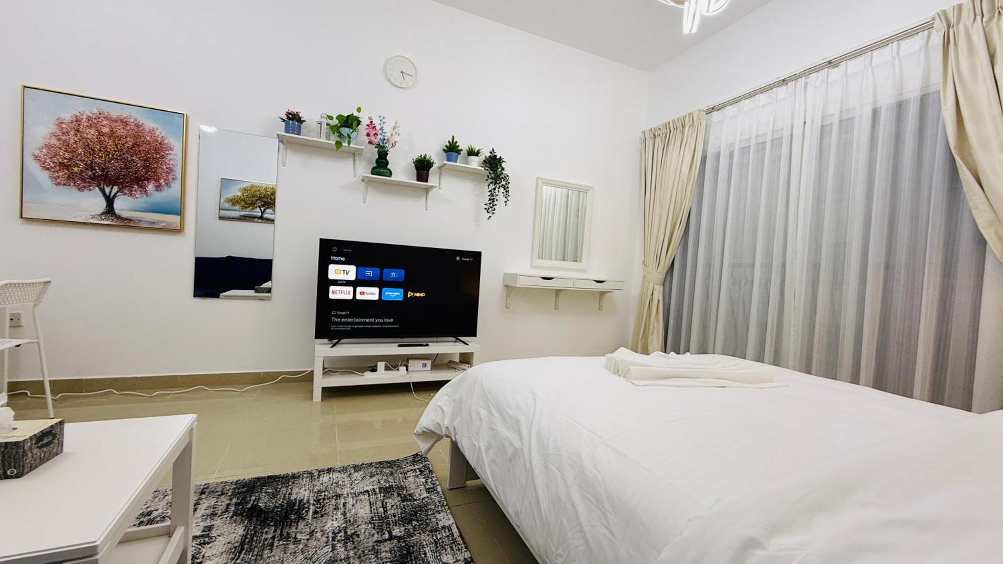 Spacious With Balcony Trafalgar Tower International Дубай