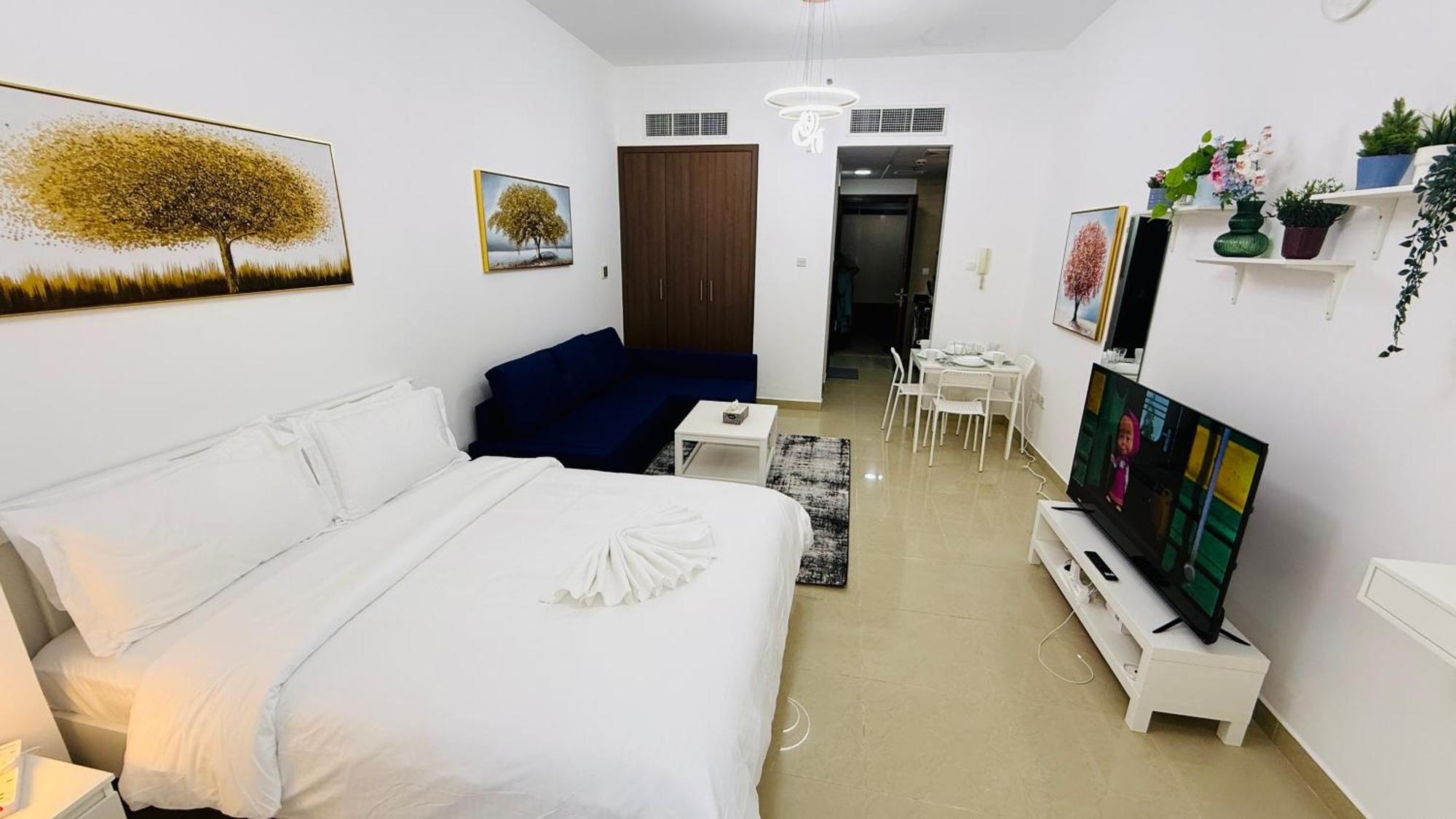 Апартаменти Spacious With Balcony Trafalgar Tower International *