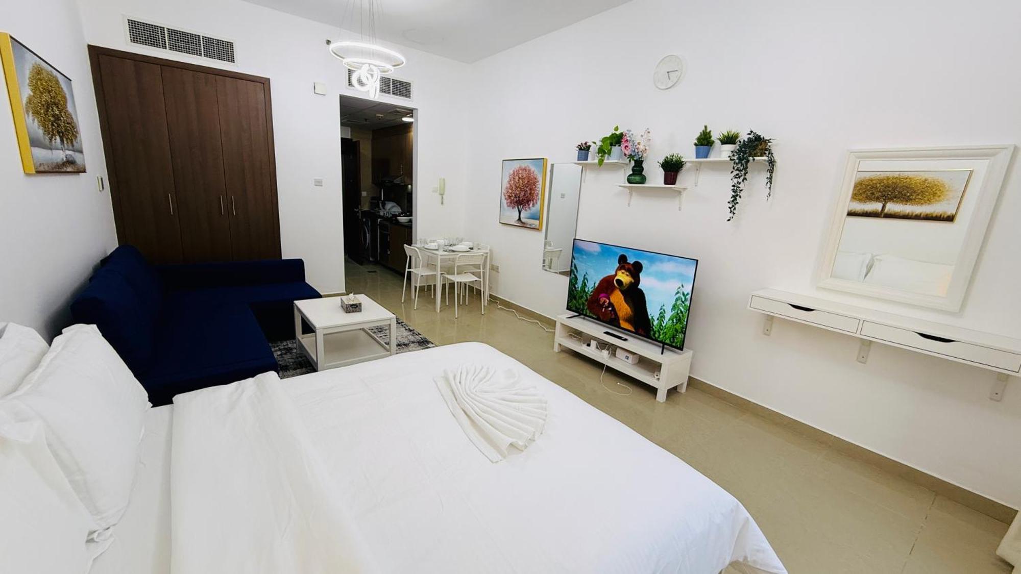 Spacious With Balcony Trafalgar Tower International Дубай