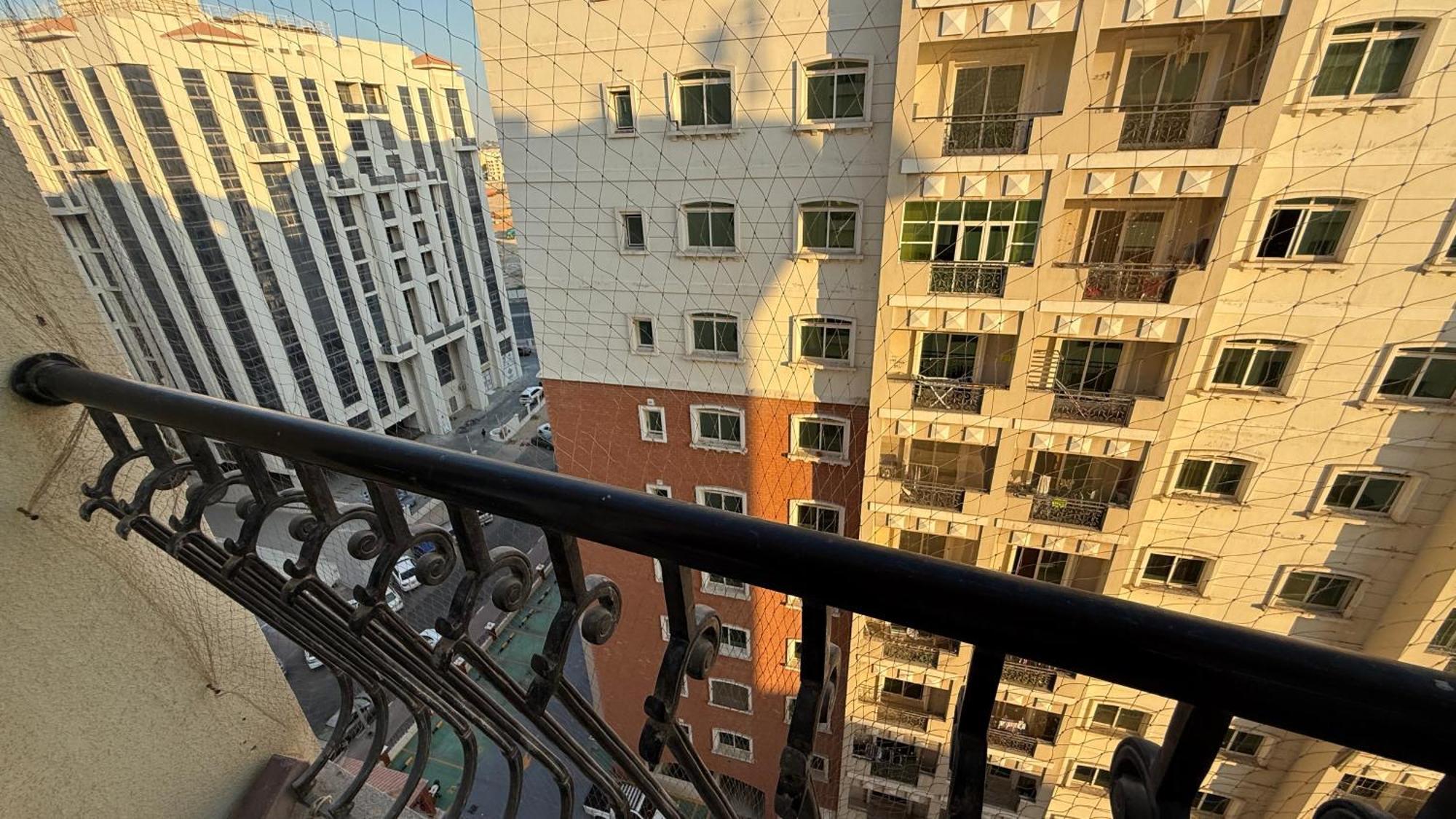 Апартаменти Spacious With Balcony Trafalgar Tower International