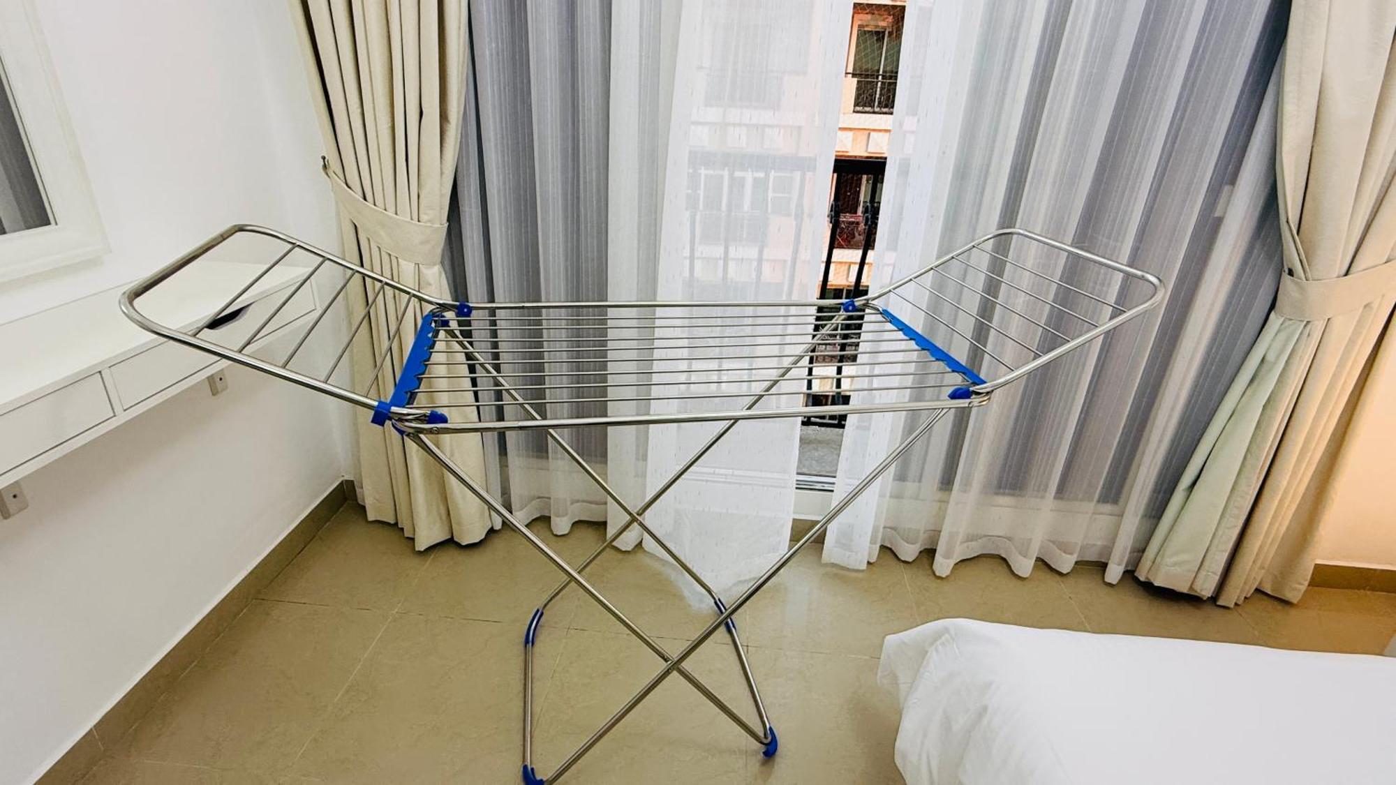 Апартаменти Spacious With Balcony Trafalgar Tower International *